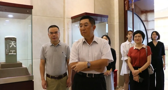 原中國僑聯(lián)副主席喬衛(wèi)蒞臨安特·倪東方藝術(shù)博物館