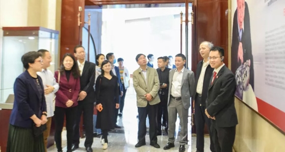 El exvicepresidente de la CCPPCh de la provincia de Guizhou y el presidente de la Federación Provincial de Chinos de Ultramar y otros líderes visitaron el Museo de Arte Ante Ni Dongfang.